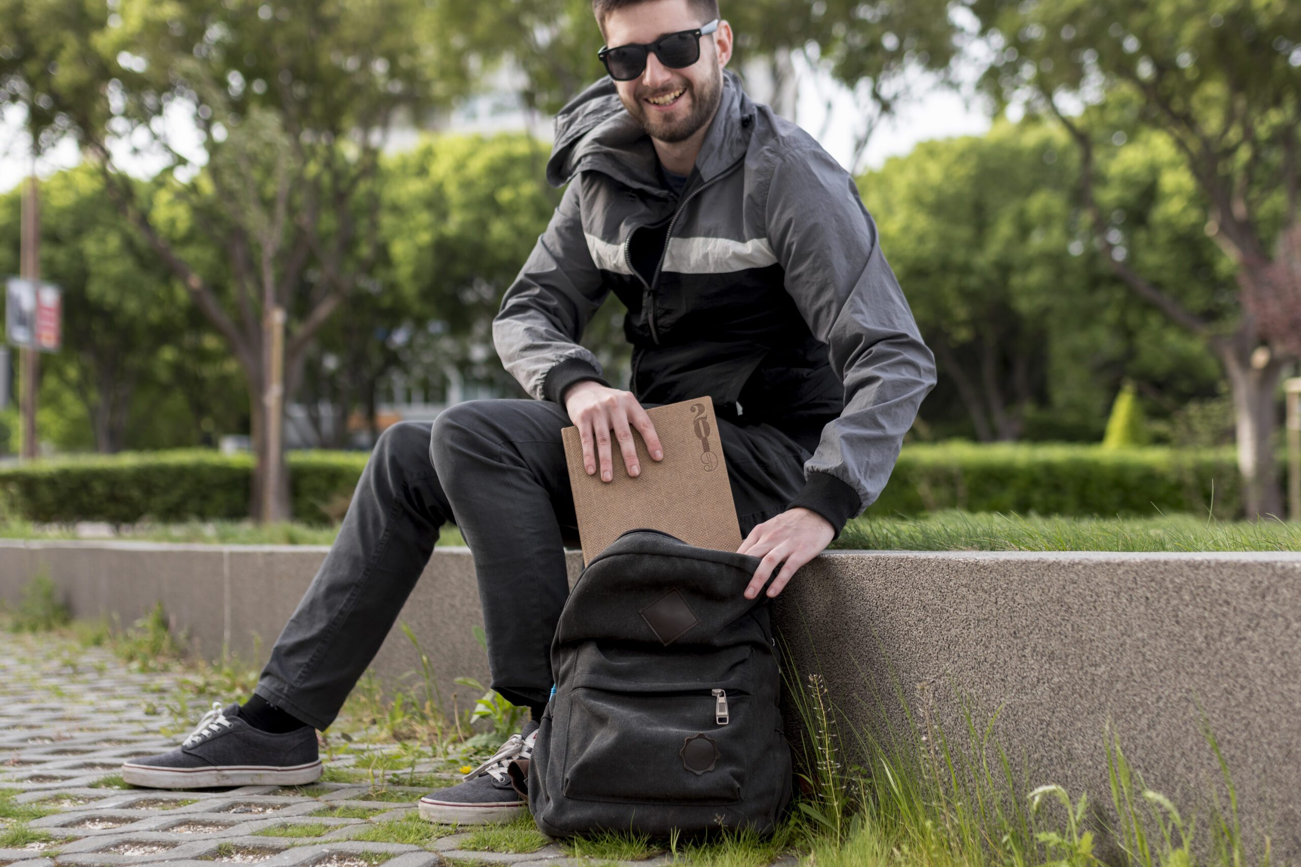 hombre-sonriente-que-pone-el-libro-en-mochila